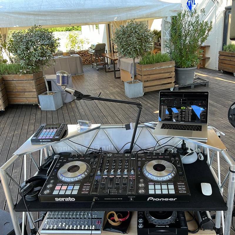 DJ Pult auf Terrasse